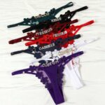 Tanga en dentelle personnalisé avec nom en cristal, culotte sexy femme disponible en rouge noir violet bordeaux vert et blanc – boutique TOUT POUR MOI